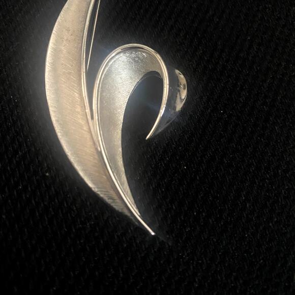 Vintage Crown Trifari Silver Tone Polish Textured Leaf Design Brooch Pin Signed - Picture 2 of 8